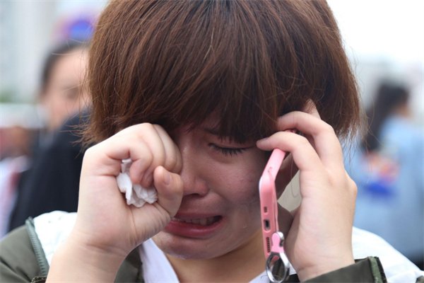 河南一女子被变相降薪进门就哭，当时她的心情是怎样的？