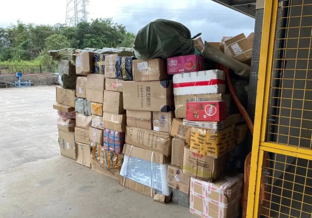 女子近百件快递无人配送,还被附近站点拉黑了,这是为什么呢?