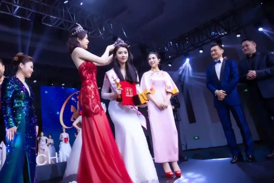 浙江21岁学霸成环球小姐中国冠军,这位学霸身上有哪些可贵的品质?