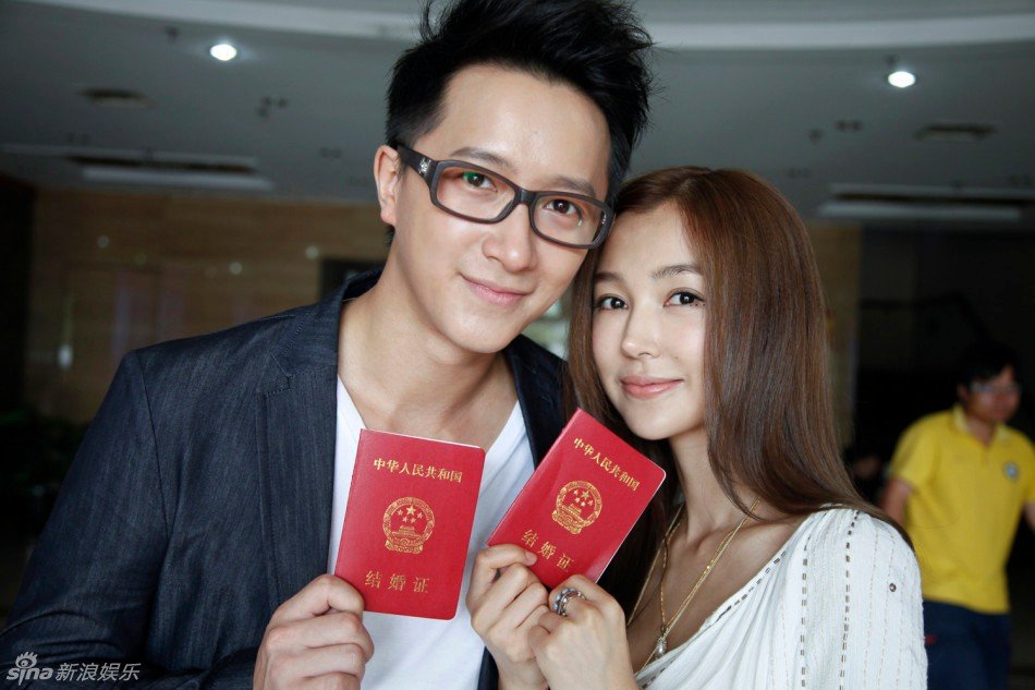 韩庚熊抱吴昕坠落 韩庚姚星彤晒结婚证是怎么回事