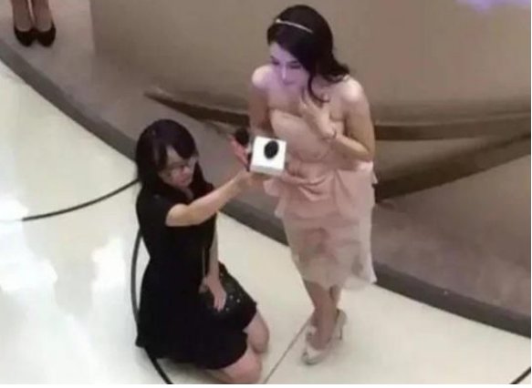 赵露思的助理跪在地上帮她拉衣服拉链引热议，当明星助理有多辛苦？