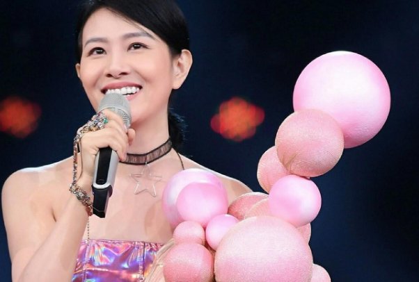 李慧珍敷面膜爬山，她这样做的目的是什么？