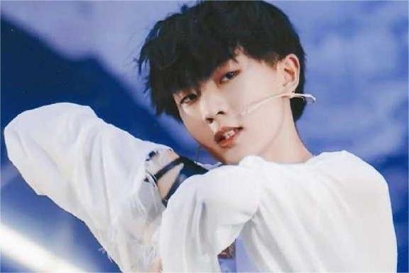 时代少年团遭闭麦，选秀营造虚假人设，这究竟是怎么回事？