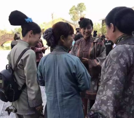 美国名校毕业女子不当白领当群演，她这样有前途吗