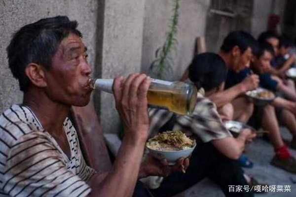 每顿饭老爸都要喝2两白酒，为啥呢？