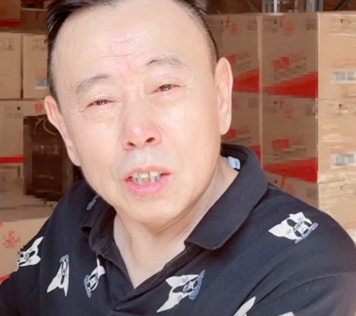 潘长江直播卖酒惹争议，无视反诈警官连麦，网友直呼目无法纪，你怎么看？