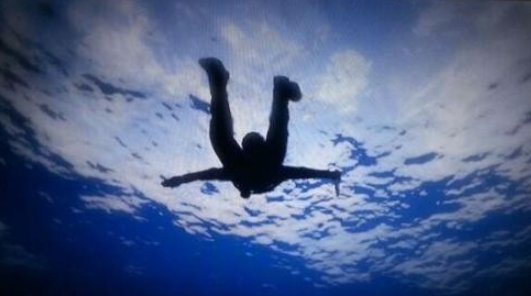 侠盗猎车手圣安地列斯手机版怎么在水下游泳