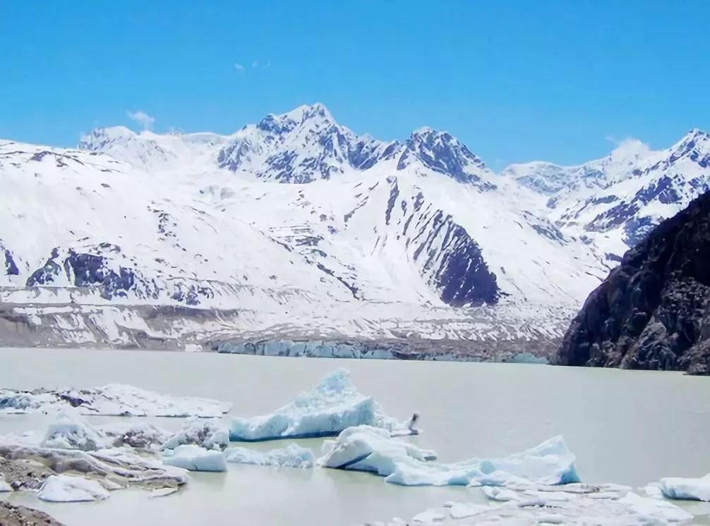 男子在西藏发现蓝色古冰川，这种冰川有多美？