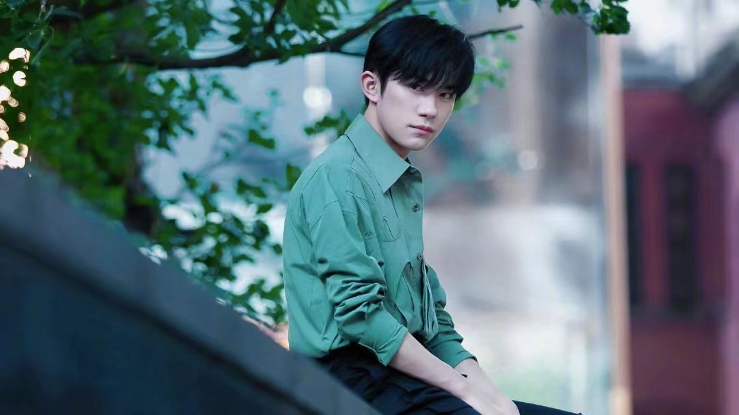 韩红用20个字力挺易烊千玺，放弃入职国家话剧院是他最好的选择吗？