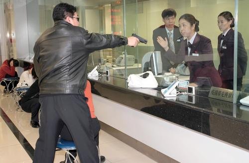 宜昌一男子抢劫商店帮女友还贷，该名男子将会面临什么处罚？