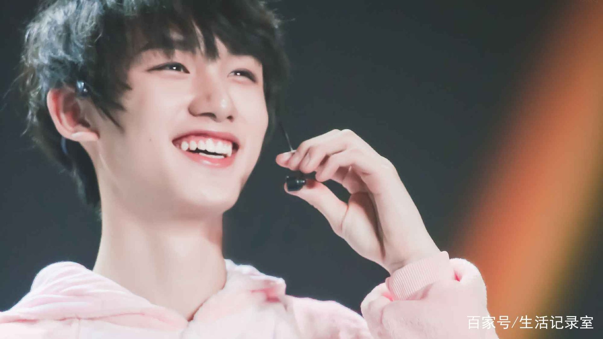 工作人员陪丁程鑫录节目，李飞却躲树后抽烟，后来怎样了？