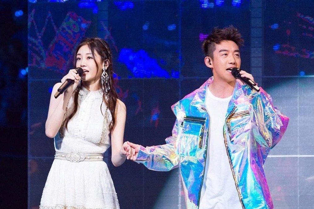 郑恺苗苗现身医院，苗苗尽显孕味，他们是怎样相识的？