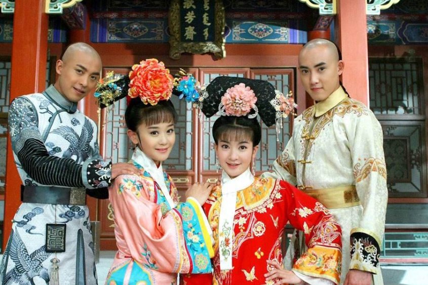 新还珠格格小燕子结局跟谁在一起了？