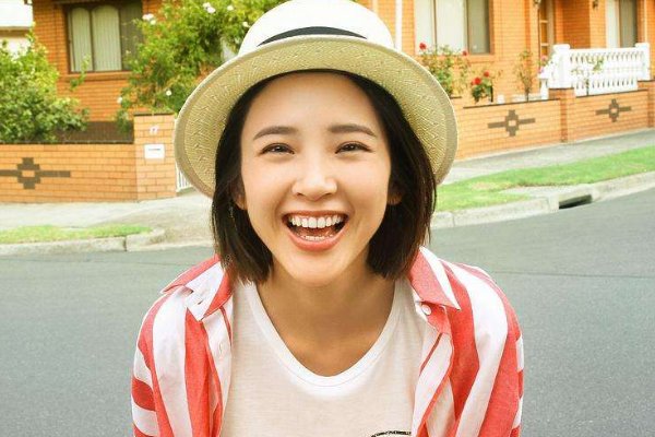 都说唐艺昕家庭背景雄厚，她的家庭背景到底有多丰富？