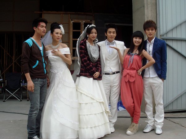 有部电视剧，女主角是三姐妹，叫连馨，连子，还有一个忘了，大家想想，知道的告诉我