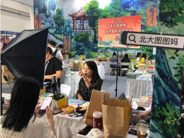 北大女硕士辞去互联网高管转行卖书，是什么原因影响了她？