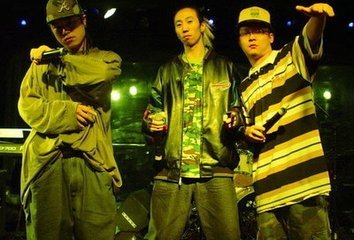 有个说唱里面有一句 不是社会人竟唠社会嗑 叫什么名字