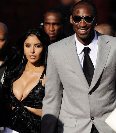 对于瓦妮莎买回被拍卖的科比藏品一事，你怎么看？