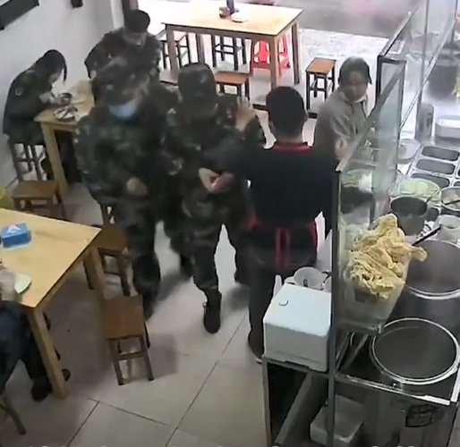 参与坠机救援的兵哥哥吃早餐被老板拒收钱，兵哥哥最后是如何付款成功的？