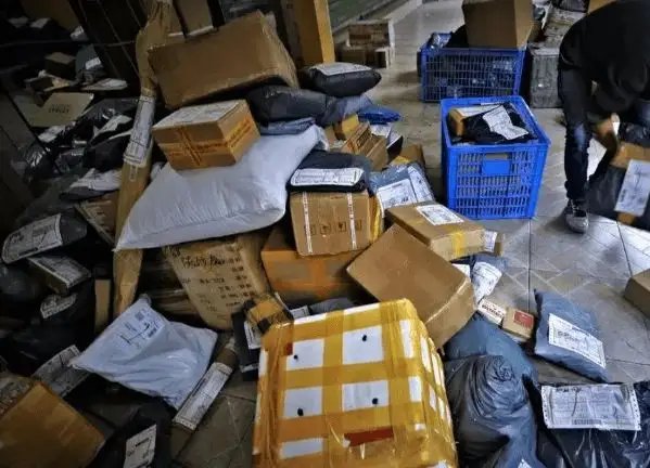 女子近百件快递无人配送,还被附近站点拉黑了,这是为什么呢?