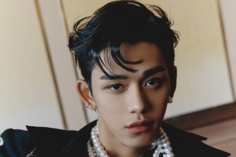 lucas黄旭熙耳朵上贴的是什么