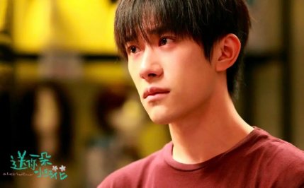 邹敬园晒与易烊千玺合影，千玺的演技有哪些进步？