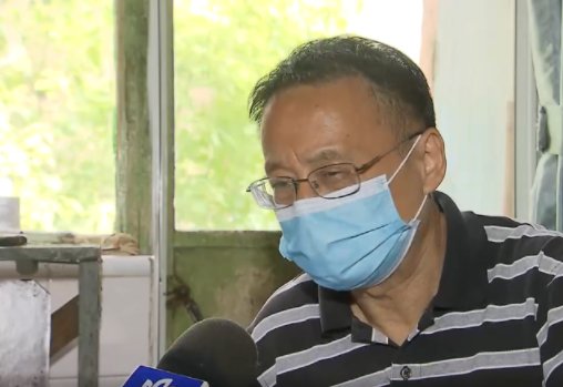 上海94岁老人摔倒去世保姆全程玩手机，此事涉及了哪些法律问题？