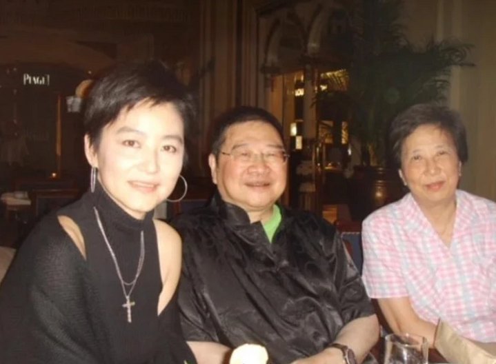 林青霞应《联合早报》之邀写文章纪念倪匡，她在文章中如何悼念倪匡？