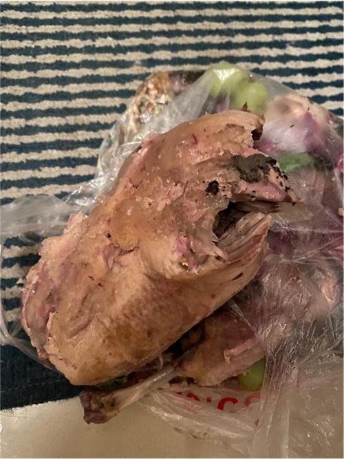 上海的保供生活物资中，盐水鸭存在严重的质量问题，居民食用后有何异常？