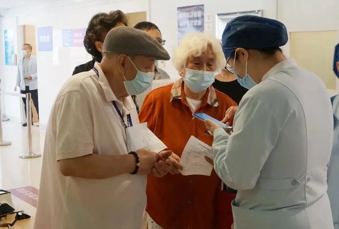 在超40万感染者的疫情期，上海医院的日常是什么？