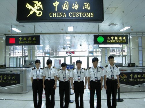 海关私放法院查封的36辆车，海关是否应该承担相应责任？