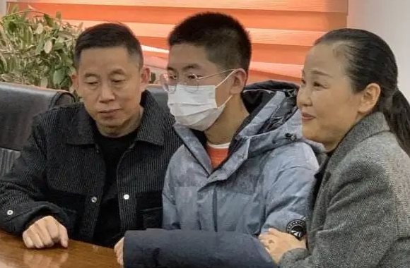 孙卓弟弟称想跟哥哥住一个房间，他们兄弟俩能够团聚有多不易？