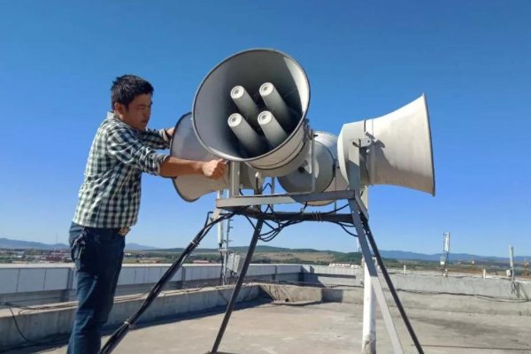 我一直有个疑问，防空警报是从哪里响起的？在每个地方听到的警报声都一样，而且声音这么大，我想知道警报