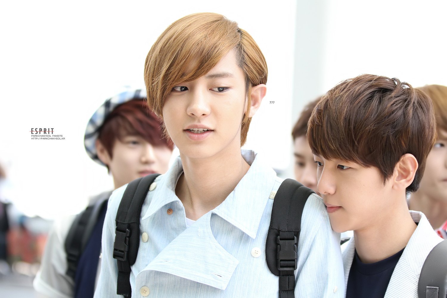 白贤不小心亲到灿烈肩膀的图片