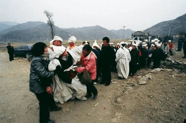 农村老人去世,儿子们强烈要求女儿平摊白事费用,这是否合理?