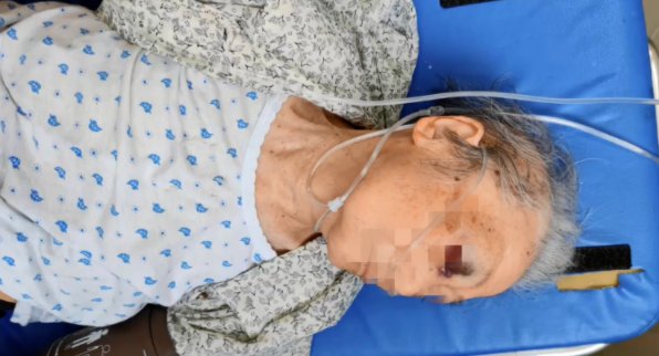 上海94岁老人摔倒去世保姆全程玩手机，此事涉及了哪些法律问题？