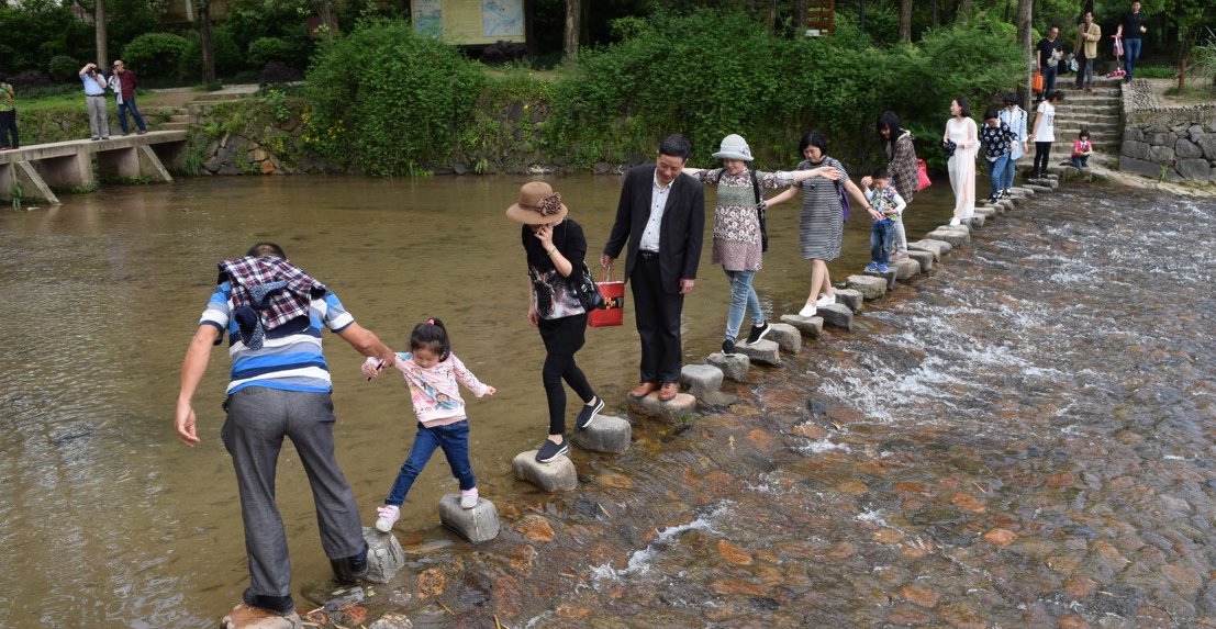 紧走搭石慢过桥。这句俗语的意思是什么