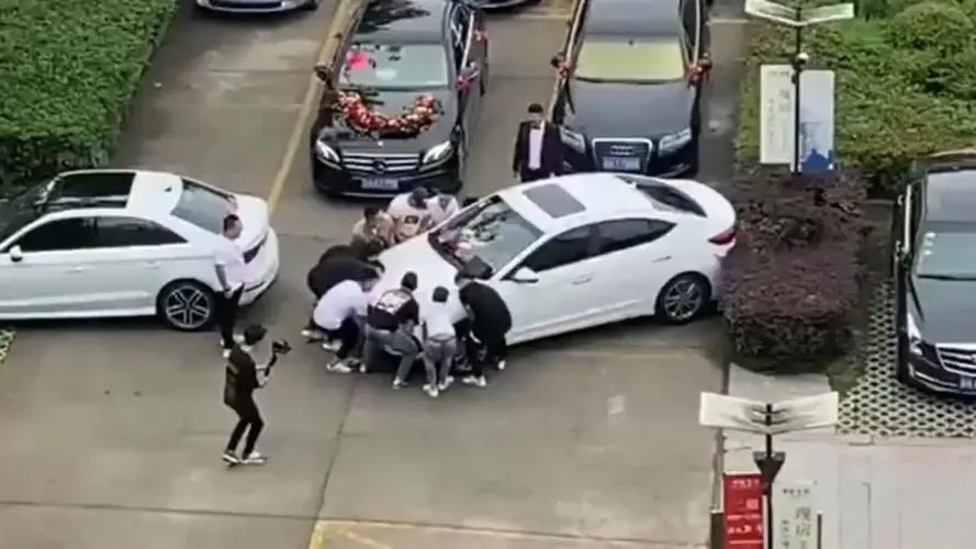 深圳新郎开电车错过自己的婚礼，新郎爆哭求原谅，开电车有什么利与弊？