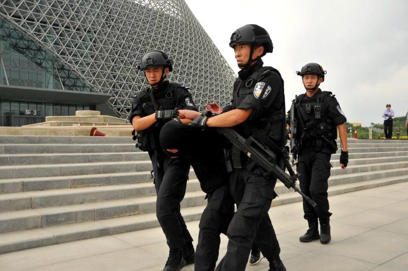 四川男子袭警被击倒身亡引发热议，此事为何会引发社会舆论？