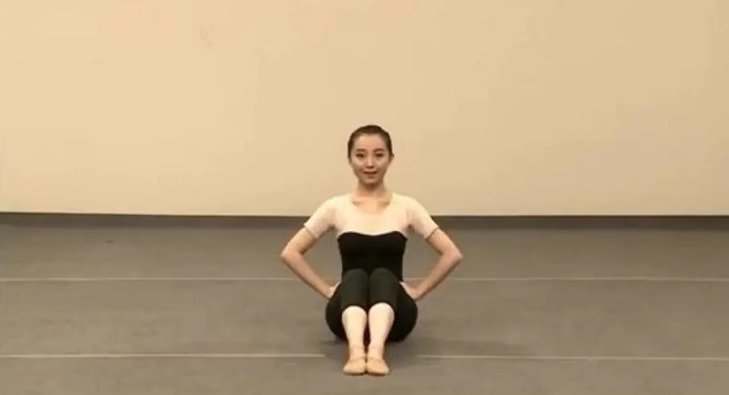 吸伸腿动作要领