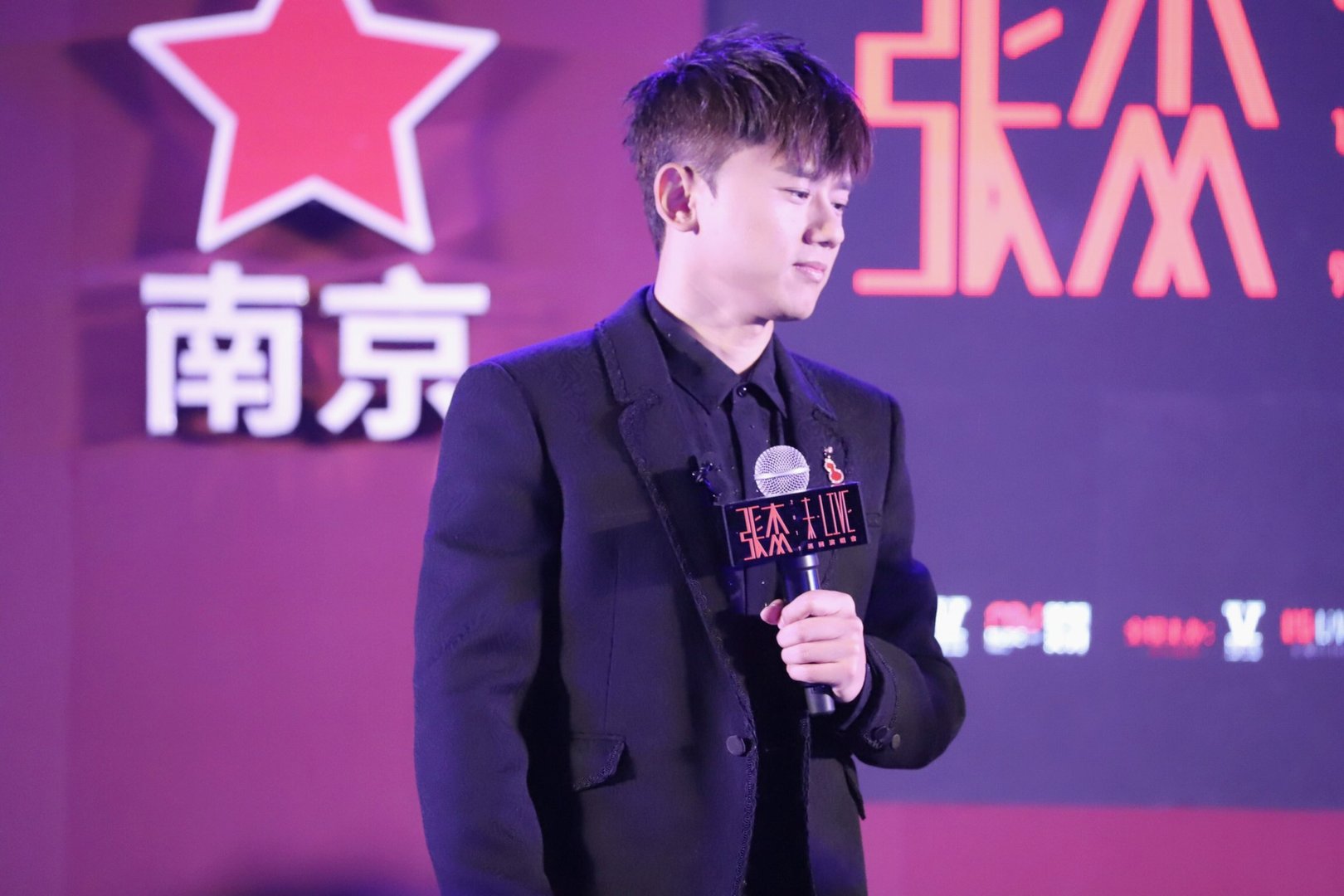 张杰拉维嘉转圈把自己甩出去了，这一场景有多搞笑？