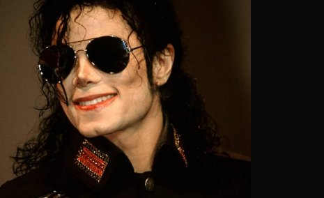 迈克杰克逊鼻子上为何有洞？