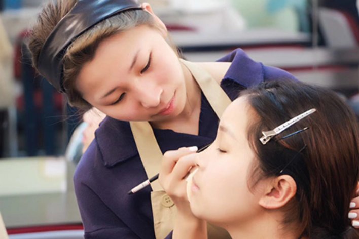 化妆师培训学校怎么找