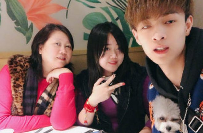 秦霄贤的家庭背景是什么？