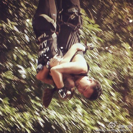 韩庚熊抱吴昕坠落 韩庚姚星彤晒结婚证是怎么回事