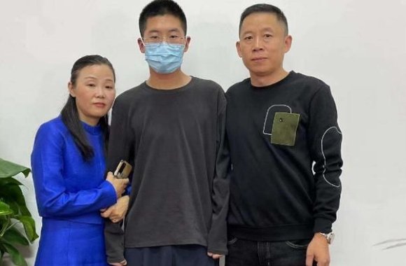 孙卓弟弟称想跟哥哥住一个房间，他们兄弟俩能够团聚有多不易？