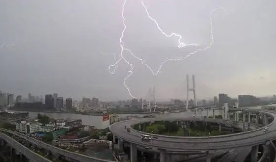上海暴雨黑夜中巨大闪电击地，此次恶劣天气是如何形成的？