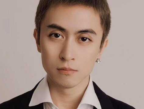 “沪上皇”秦奋身家百亿，一双鞋价值三十万，一支烟价值三万，他有啥背景？