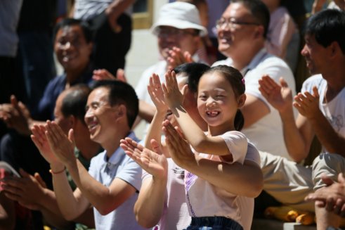 掌声是灿烂的阳光照亮了人们心里的黑暗掌声是什么拂去了人们心头的烦恼掌声是？