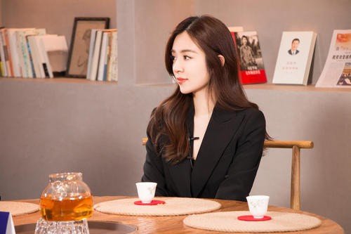 王晓晨吻戏很厉害，能把胡歌亲到吐，演员们拍吻戏时会害羞么？